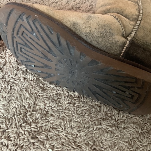 Brown Button UGGS - Picture 12 of 12